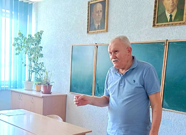 Виступає проф. Любомир Царик